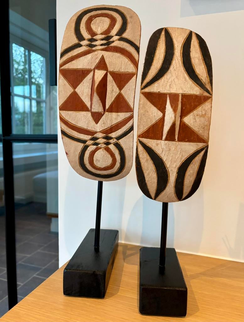 2 Tutsi schilden Rwanda, Antiek en Kunst, Ophalen, Hout