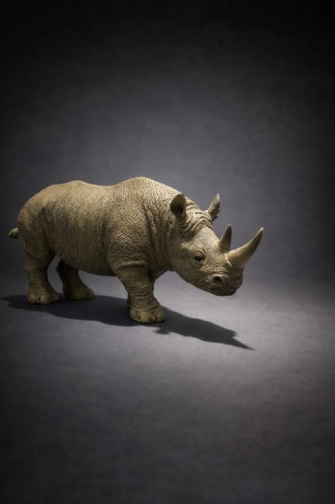 Statuette de rhinocéros réaliste en résine texturée, Collections, Statues & Figurines, Comme neuf, Animal, Enlèvement ou Envoi