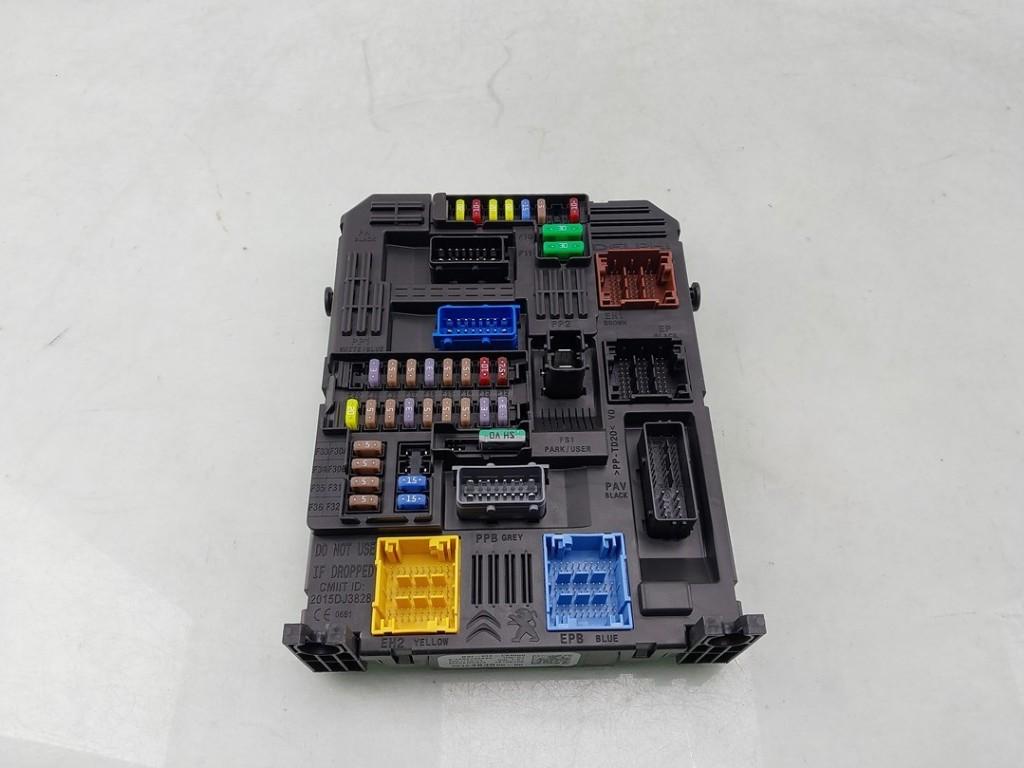 ZEKERINGKAST Peugeot 208 II (UB / UH / UP) (01-2019/-), Gebruikt, Peugeot