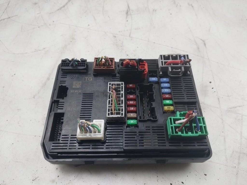 ZEKERINGKAST Trafic (1FL / 2FL / 3FL / 4FL) (|284B77542R|), Gebruikt, Renault, Peter-Huppertz-Straße 5
51063  Köln, DE, Dialog.deutschland@renault.de