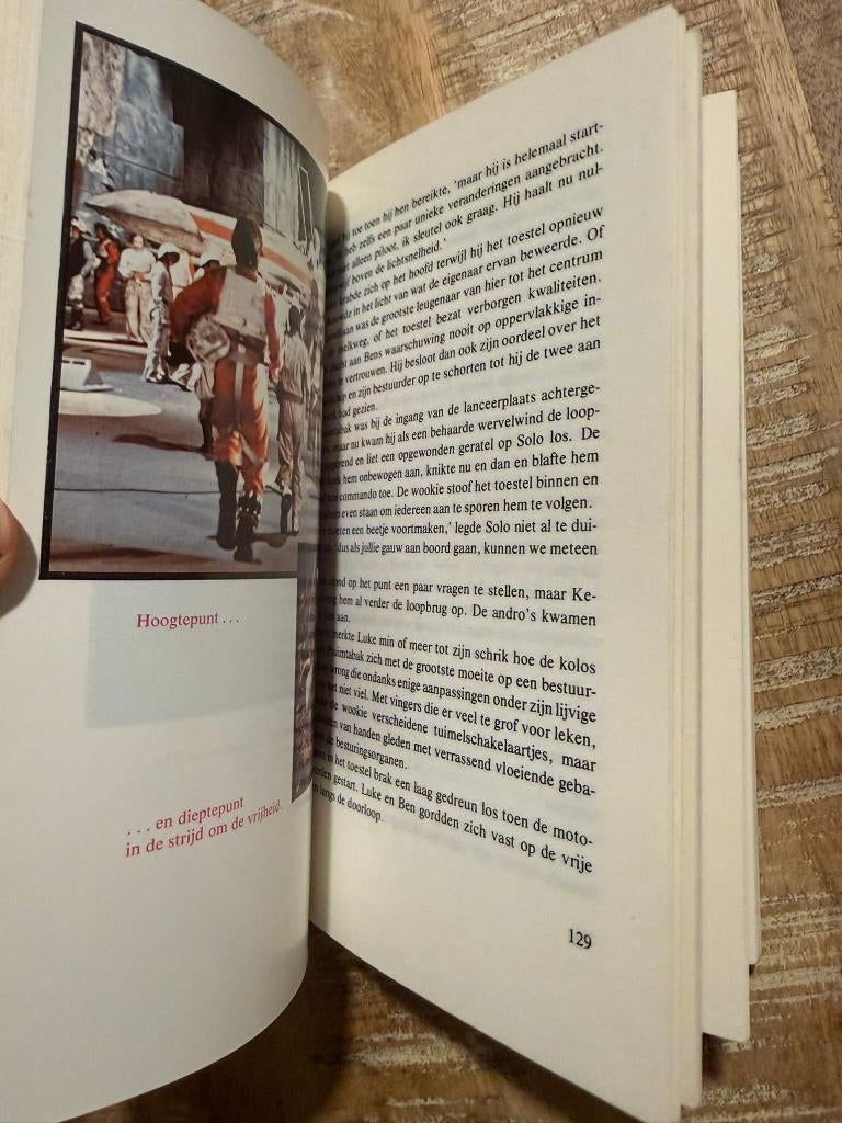 Strijd tussen de sterren - George Lucas, Ophalen of Verzenden, Gelezen, George Lucas