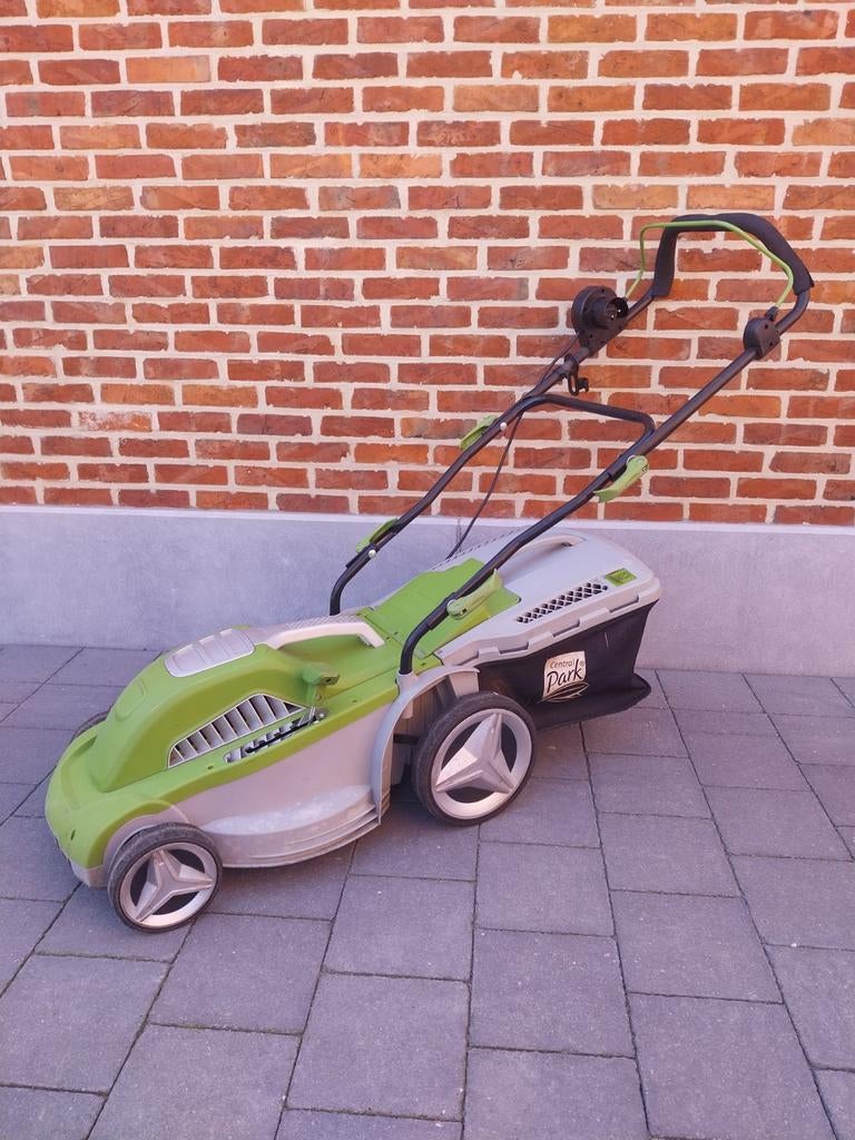 Grasmaaier elektrisch, Ophalen, Central Park, Elektrische grasmaaier, Zo goed als nieuw