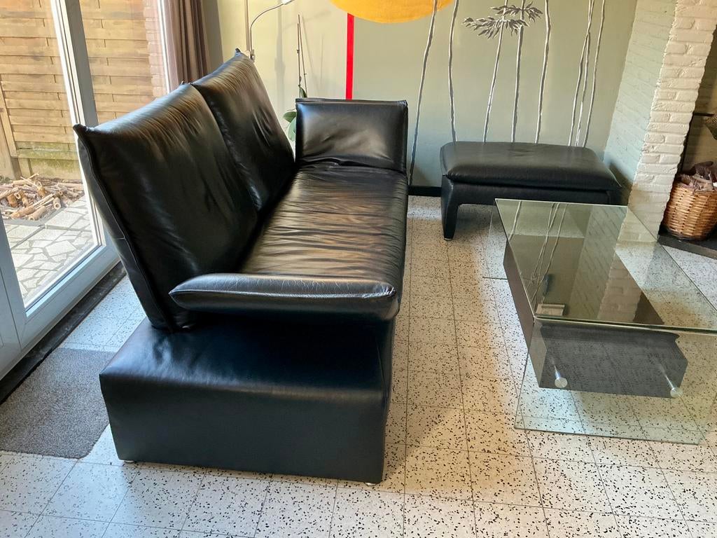 Zwart lederen zetel en voetenbank met salontafel., Ophalen, Zo goed als nieuw, Leer