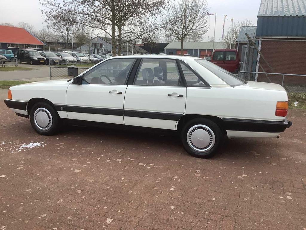 1986 Audi 100 1.8 Oldtimer, Auto's, Automaat, Overige brandstoffen, Bedrijf, Berline