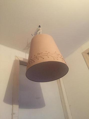 Gezellige plafondlamp prachtig okerkleurig patroon als nieuw beschikbaar voor biedingen