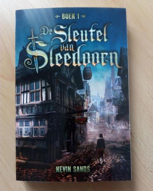 De sleutel van Sleedoorn deel1 van Kevin Sands (paperback), Boeken, Kinderboeken | Jeugd | 13 jaar en ouder, Nieuw, Fictie, Ophalen