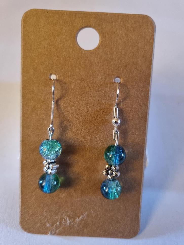 Blauwgroene oorbellen met gebarsten glas en zilveren bloemen, Handtassen en Accessoires, Oorbellen, Nieuw, Hangers, Zilver, Blauw