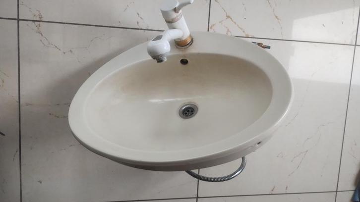 Ovale beige inbouwspoelbak vintage met menkraan douche sifon, Antiek en Kunst, Antiek | Woonaccessoires, Ophalen