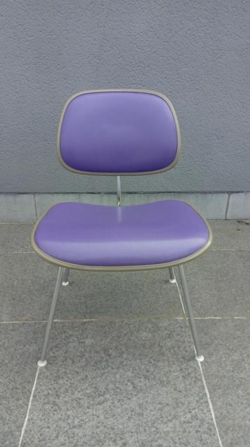 Chaise DCM Eames ed Herman Miller, Enlèvement