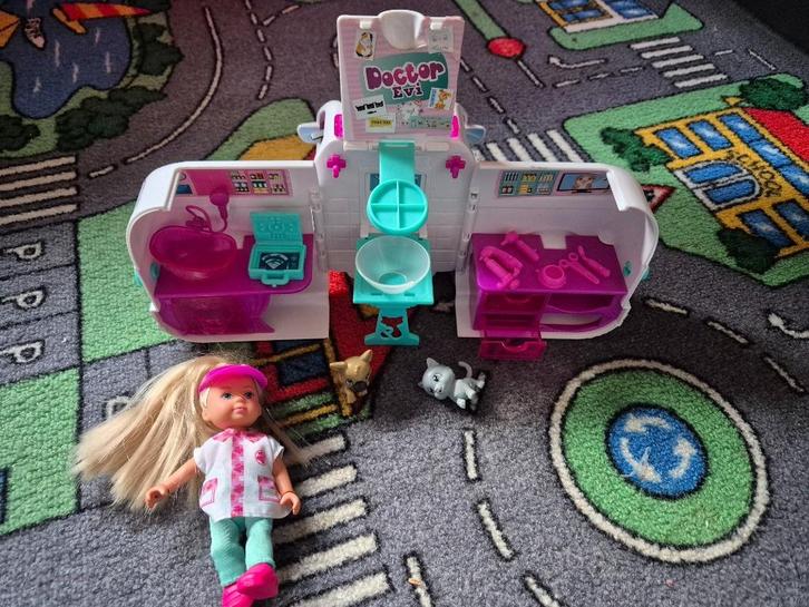Evi Love Dokter Evi 2in1 Dierenambulance, Kinderen en Baby's, Speelgoed | Poppen, Gebruikt, Overige typen, Ophalen