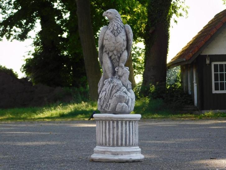 Adelaar op Ronde Sokkel - 83 cm - Steen, Tuin en Terras, Tuinbeelden, Steen, Ophalen of Verzenden