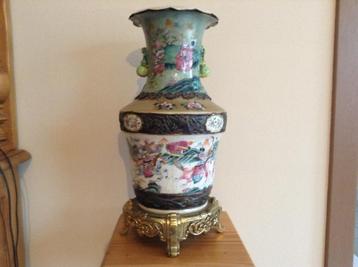 Chinese Nanking vaas op koperen staander beschikbaar voor biedingen