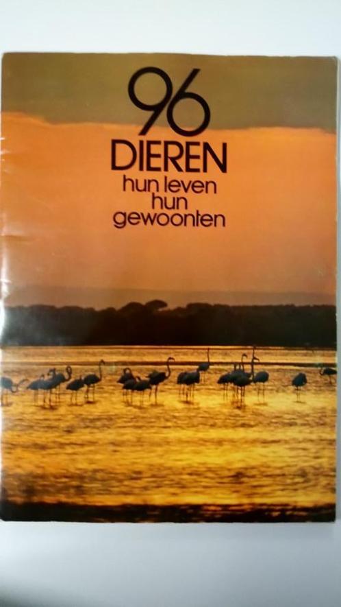 Prenten-Album : 96 dieren hun leven, hun gewoonten (1977), Livres, Animaux & Animaux domestiques, Comme neuf, Enlèvement ou Envoi