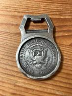 Flesopener met munt ter ere van moord op J.F. Kennedy, Ophalen of Verzenden