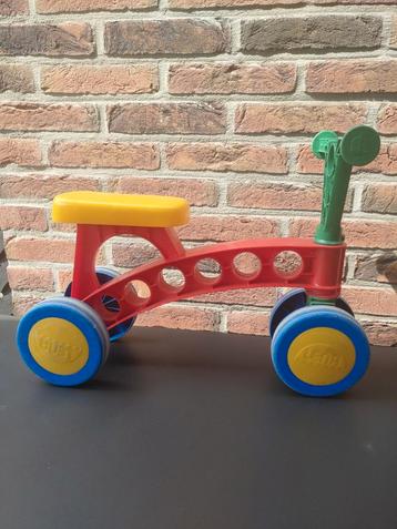 Gekleurde loopfiets beschikbaar voor biedingen