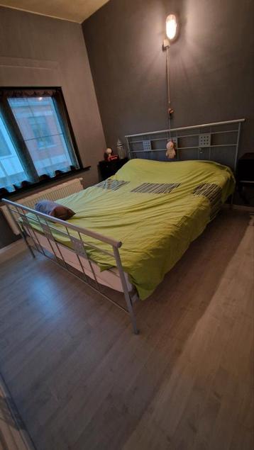 Metaal bed, enkel frame en latten beschikbaar voor biedingen