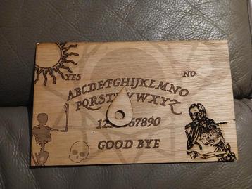 Handgemaakt uit hout gesneden en gegraveerd Ouija bord beschikbaar voor biedingen