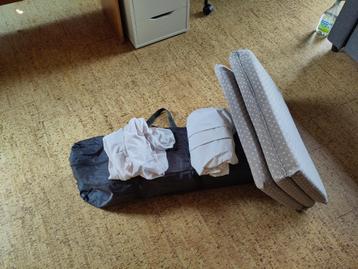 Reisbed met matras en twee lakens beschikbaar voor biedingen