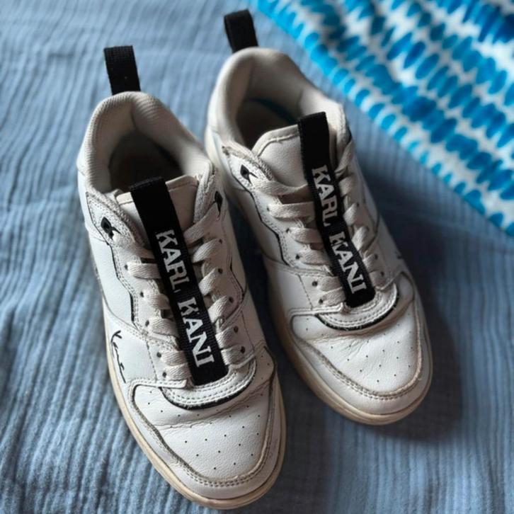 Witte sneakers van Karl Kani — zwart logo — maat 39, Kleding | Dames, Schoenen, Zo goed als nieuw, Sneakers, Wit, Ophalen of Verzenden