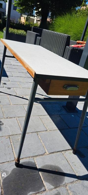 Oud schoolbankje beschikbaar voor biedingen