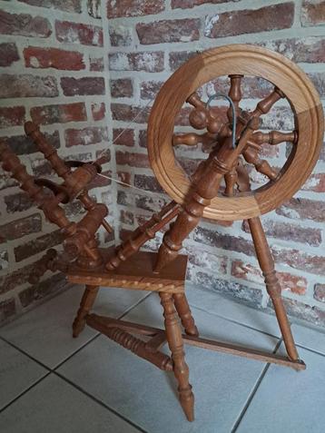 houten kunstwerk - spinnenwiel beschikbaar voor biedingen