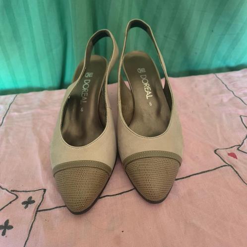Beige schoentjes met gesloten tenen en hakje (maatje 39), Kleding | Dames, Schoenen, Gedragen, Schoenen met lage hakken, Beige