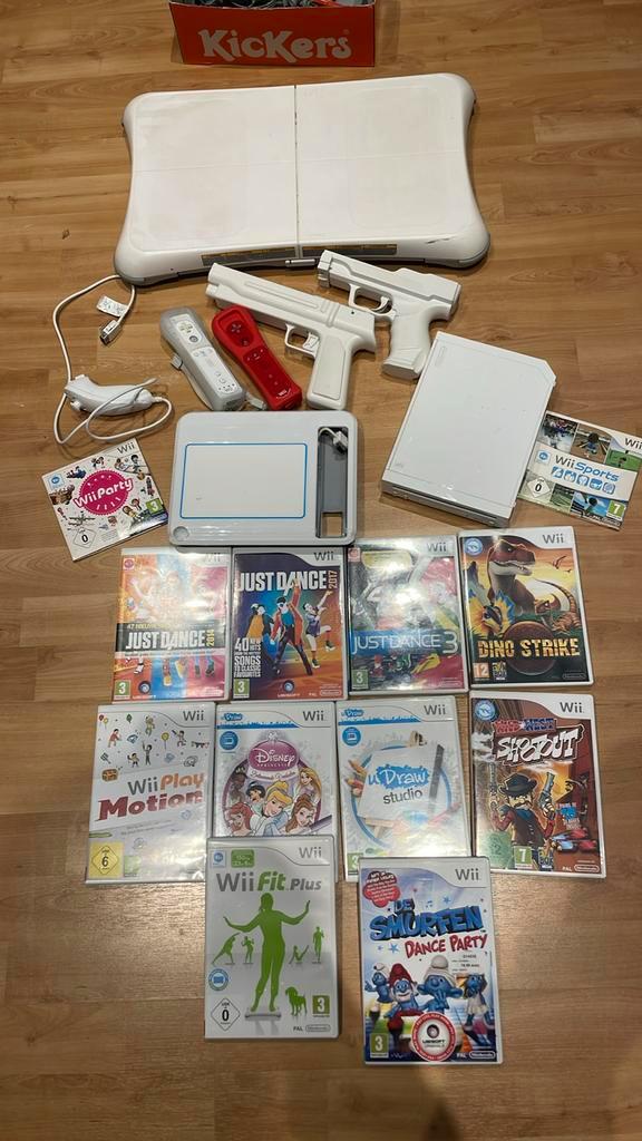 Wii console + Wii Fit + u Draw + 11 spelletjes, Games en Spelcomputers, Spelcomputers | Nintendo Wii, Gebruikt, Met 3 controllers of meer