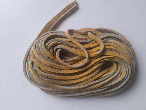 100 stuks gele echt suéde leren veters OPRUIMING, Hobby en Vrije tijd, Kralen en Sieraden maken, Nieuw, Ophalen of Verzenden