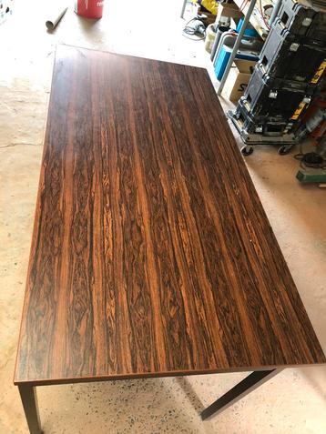 Tafel beschikbaar voor biedingen