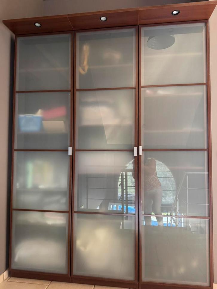 Armoire vitrée brun cérise IKEA, Huis en Inrichting, Kasten | Vitrinekasten, Zo goed als nieuw, Ophalen