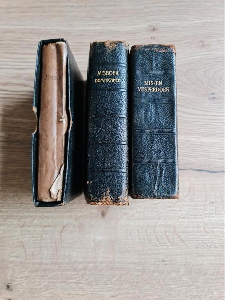 Oude Missaal ( 3 stuks ), Boeken, Godsdienst en Theologie, Ophalen of Verzenden