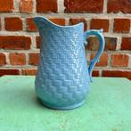 Antieke lichtblauwe kan met geweven en floraal motief, Antiek en Kunst, Antiek | Keramiek en Aardewerk, Ophalen of Verzenden