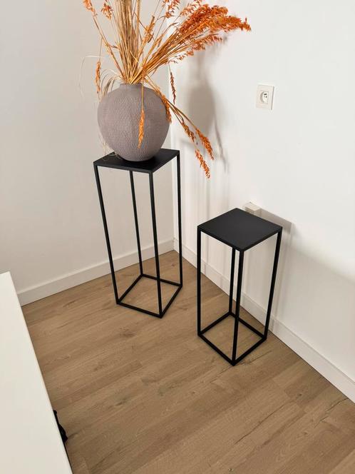 Set van 2 zwarte plantentafels – hoog & laag, Huis en Inrichting, Woonaccessoires | Zuilen en Pilaren, Zo goed als nieuw, Ophalen