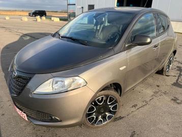 Lancia Ypsilon Momo Design met weinig kms, Auto's, Lancia, Voorwielaandrijving, Stof, Zwart, Bedrijf