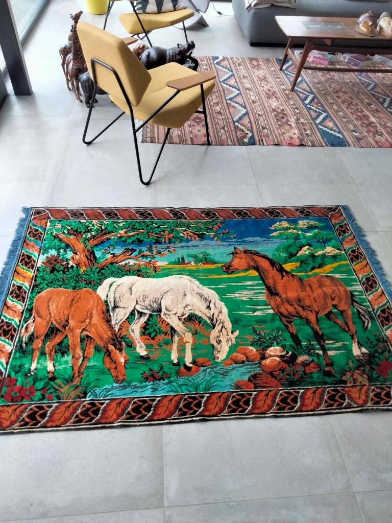 1970s vintage groot dun vloerkleed paarden horses 183x117cm, Huis en Inrichting, Stoffering | Tapijten en Vloerkleden, Gebruikt