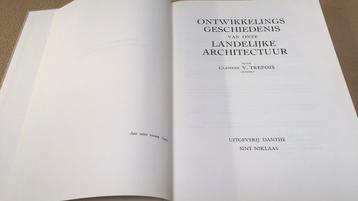 Ontwikkelingsgeschiedenis van onze landelijke architectuur beschikbaar voor biedingen