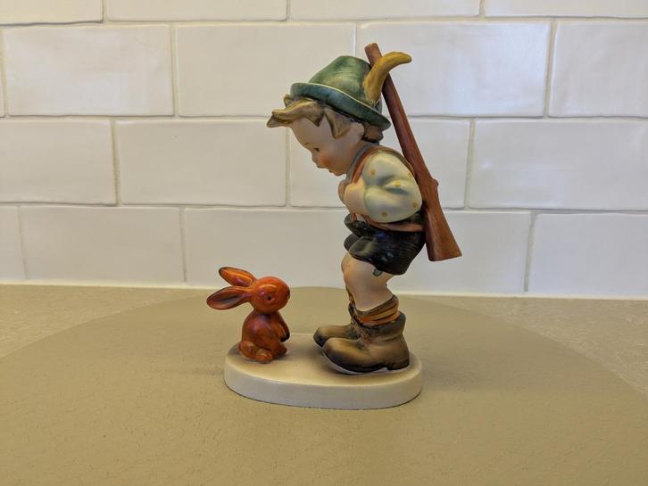 Hummel / Goebel beeld “jongen met haasje” – 19 cm, Antiek en Kunst, Antiek | Keramiek en Aardewerk, Ophalen of Verzenden