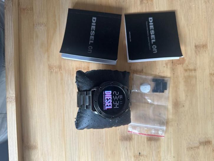 Diesel smartwatch, Handtassen en Accessoires, Smartwatches, Zo goed als nieuw, iOS, Zwart, Ophalen