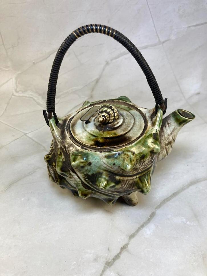 Théière en céramique majolique en forme de conque marine, Antiek en Kunst, Antiek | Servies los, Ophalen of Verzenden