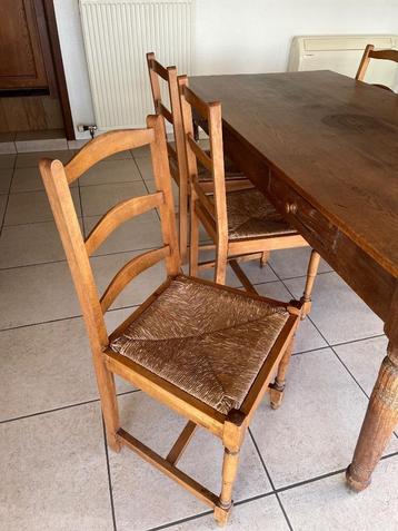 Zes antieke stoelen beschikbaar voor biedingen