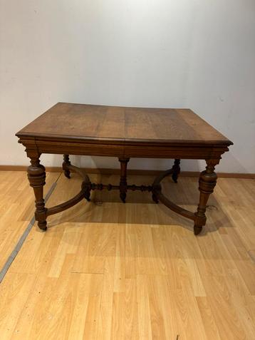 Table 1900 en chêne.  disponible aux enchères