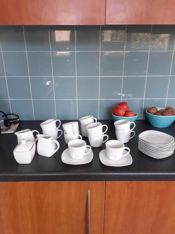 12 tassen, ondertassen en dessertborden + melkkan + suiker beschikbaar voor biedingen