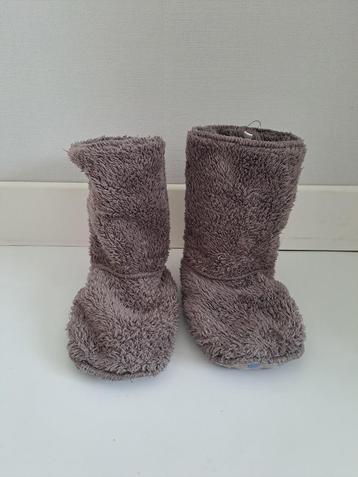 Grijze Woody-achtige pantoffels maat 30 - 34 cm beschikbaar voor biedingen