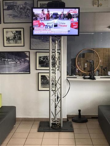 Écran vidéo 42’’ + Fly case + Accessoires  beschikbaar voor biedingen