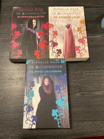 Richelle Mead De alchemisten trilogie Young adult beschikbaar voor biedingen