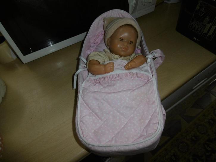 oud popje in draagmand van corolle, oogjes bewegen, 1995, Verzamelen, Poppen, Zo goed als nieuw, Pop, Ophalen of Verzenden