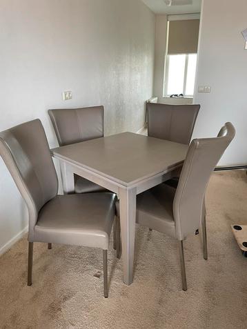 Uitklapbaar eettafel met 4 stoelen beschikbaar voor biedingen