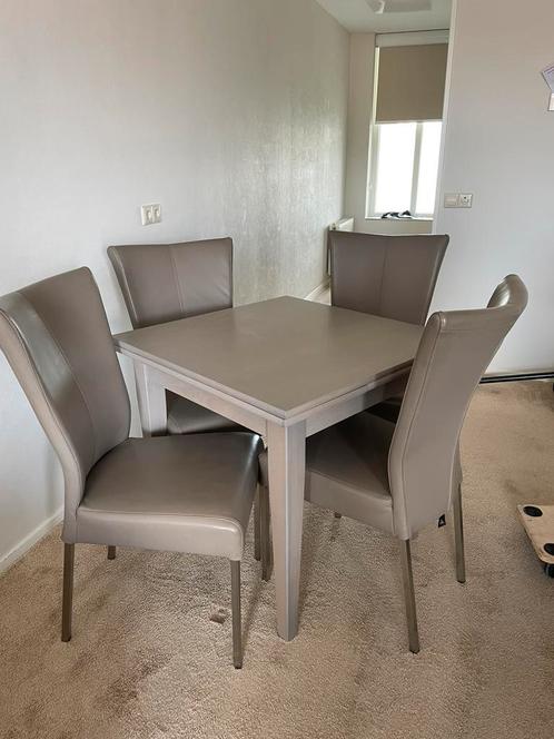 Uitklapbaar eettafel met 4 stoelen, Huis en Inrichting, Tafels | Eettafels, Zo goed als nieuw, Ophalen
