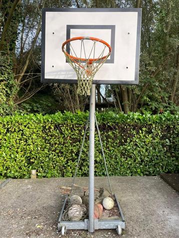 Verrolbaar basketbalgoal op paal  | Basketdoel disponible aux enchères