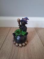 Beeld kat heks met heksenketel met lichtje, Ophalen of Verzenden, Nieuw, Fantasy